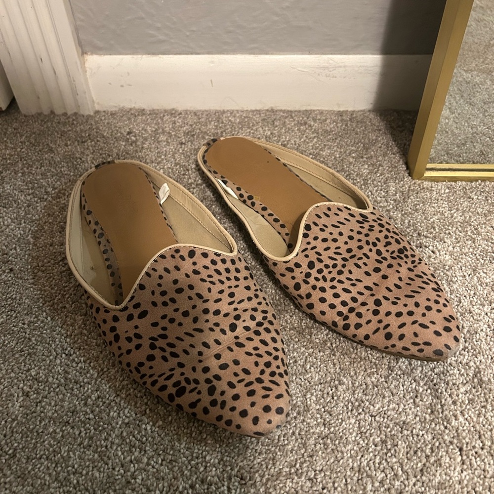 Universal Thread Tan and Black Patterned Mules